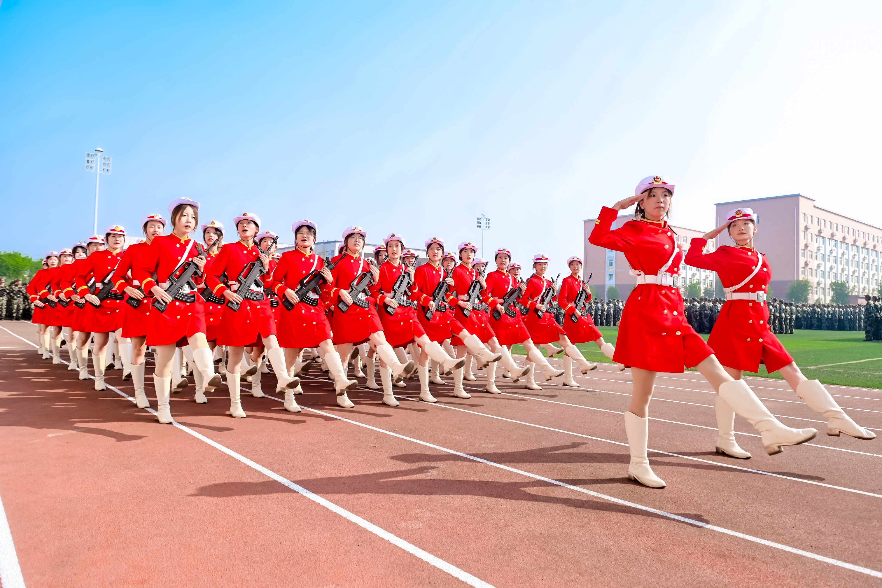 西安高新科技職業(yè)學(xué)院舉行2024級(jí)新生軍訓(xùn)匯報(bào)表演暨開(kāi)學(xué)典禮